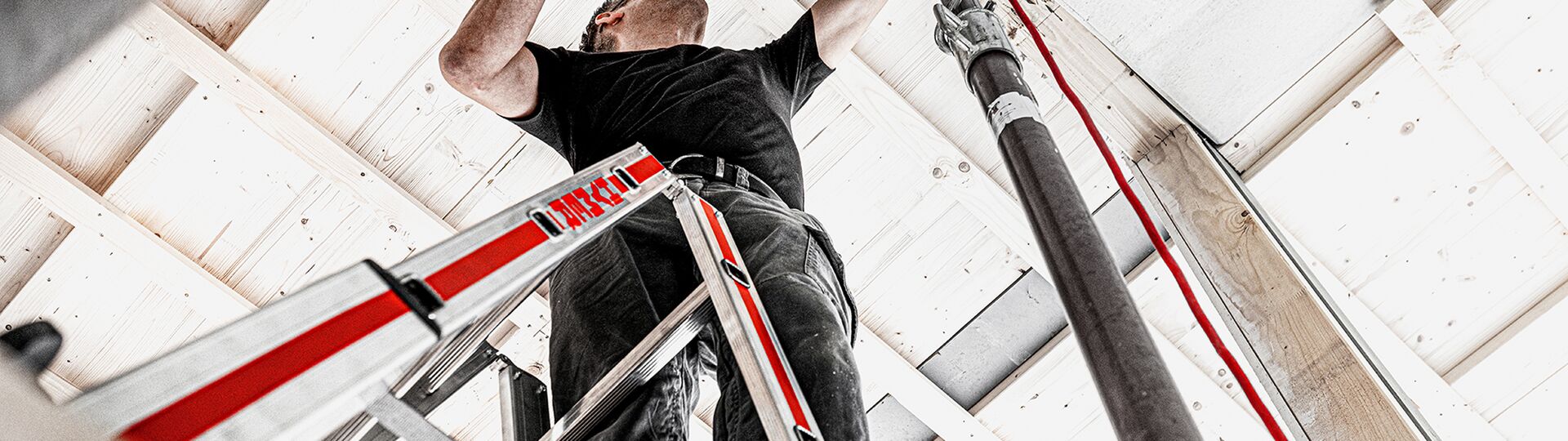 Starke Perspektiven: Ein Handwerker auf einer Hymer-Leiter – eingefangen im einzigartigen Hymer-Fotostil. Stimmungsvolles Imagebild.